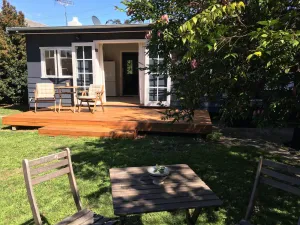 Image of Burrill Lake View Holiday Cottage - pet friendly 🐶