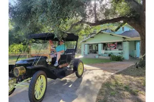 Image of Victorian 1920s 5 bdrm w\/ Pool, antiquer’s dream