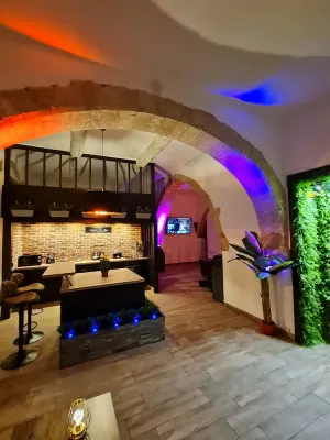 Image of 70m2 apartment with private jacuzzi 400m from the Chateau de l'Emperi