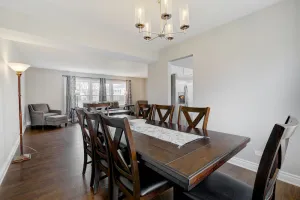 Image of Arlington Heights 5bd 3bth sleeps 14 with driveway parking