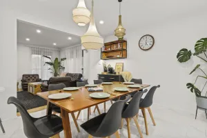 Image of Large luxurious home - 5min to Airport, 16min to City
