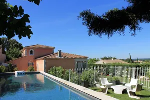Image of Provencal villa with swimming pool, pool table and table tennis.