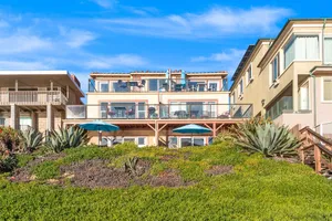 Image of Gorgeous beach retreat with deck & patio - great location