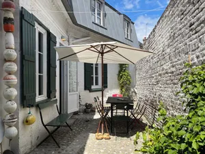 Image of South-facing house on courtyard. 4 stars. 3 Ch. 2 Sdb. 200m Beach & Shops.
