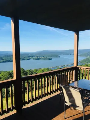 Image of Eagle's Nest · NO SUNDAY CHECKIN hot tub-great view EAGLE'S NEST- Grant Summit Cabins