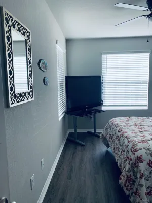 Image of Cheerful Comfortable Three Bedroom Home - 20 minutes from Downtown