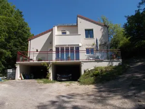 Image of architect-designed house in the countryside with private pool near Beaune