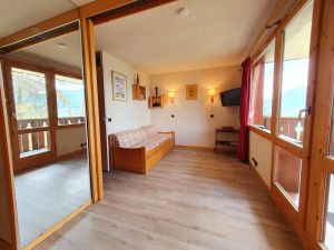 Image of Ski-in\/ski-out & foot of the slopes, 2nd floor, view mountain, balcony, tv, ski locker, 27m²