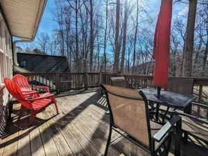 Image of Hillside Hideaway: Sunlit Retreat Among the Treetops, Ideal for 2-4 Guests,