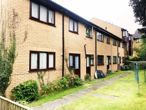 Image of Beautiful 2bed apartment - transport & parking AVL