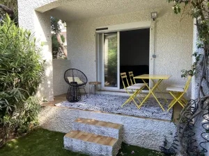 Image of F2 totally renovated, garden level, secure parking, near beach and shops