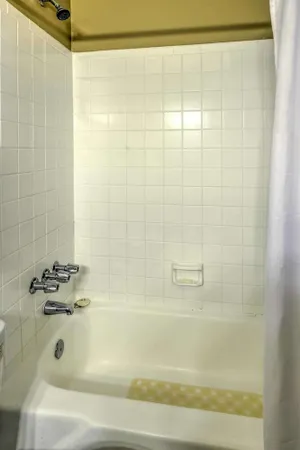 Image of 4 Bedroom 2 Bathroom Comfortable Furnished Home<br>4636 SouthPark Rd.