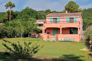 Image of Villa for 10 to 12 people on the seafront.