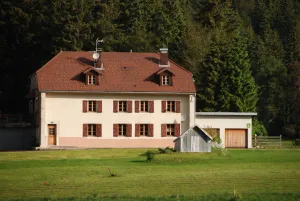 Image of Traditional Haut-Jura farmhouse at the foot of the slopes with recharging point
