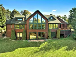 Image of 19 Person Private Log Lodge on large wooded lot 2 min from Beaches\/Golf\/Wine!