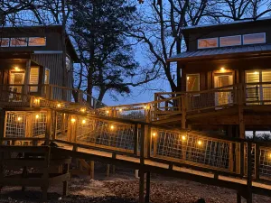Image of Coach’s Quarters - The Clubhouse - Spend night in the trees!!