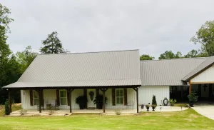 Image of 4 bedroom home with a touch of country close to UA