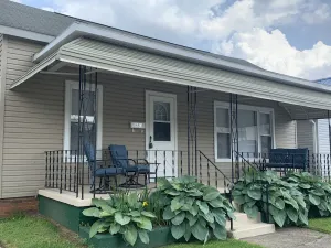 Image of Cheerful 3 bedroom, 2 bath home.