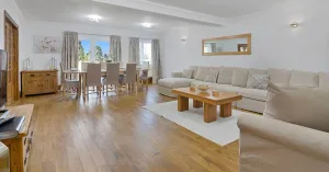 Image of Modern 8-Bed Home: Parking, Wi-Fi, 5 mins to Town
