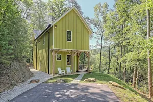 Image of Sassy Cabin VIEWS Creek Sounds Mins to Town