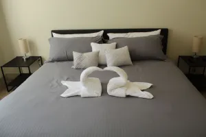 Image of King Bed Near galleria\/Med Center LONG STAY DISCOUNTS