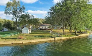 Image of Chain O' Lakes Waterfront Getaway Home