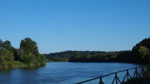 Image of Facing Saint-Emilion, on a river, the vineyards of Bordeaux