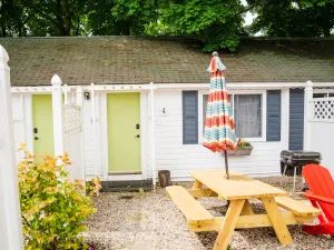 Image of Cottage 4 - Year Round Pet Friendly 1 Bed w\/ Loft \/ 1 Bath & Courtyard