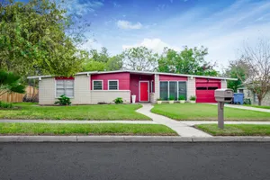 Image of Single Family Home 3 Bedroom Near All Attractions and 10 miles to Lackland AFB