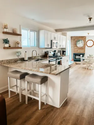 Image of Cozy, Chic 4 -bedroom Oasis in Geneva, IL