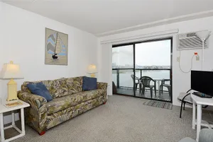 Image of DAILY ACTIVITIES & LINENS INCLUDED!!! AMAZING BAY & CITY VIEWS!!  OUTDOOR POOL!  Cozy 1 BR, Right on the Bay!