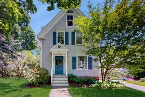 Image of Historic Victorian home - walk downtown, office, dog-friendly & washer/dryer