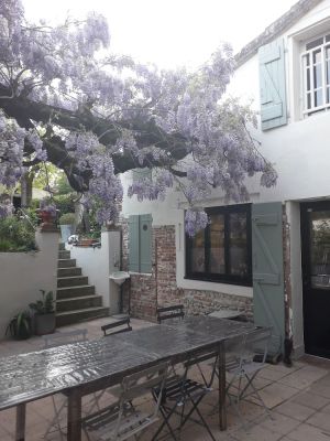 Image of A COUNTRY HOUSE IN THE CENTER OF TOWN