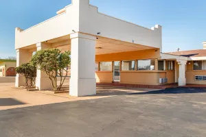 Image of Affordable Stay! FREE Parking, Close to Ackley Park and National Route 66 Museum