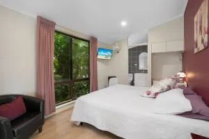 Image of Bed and Breakfast with stunning rural views overlooking pool. Handy to town.