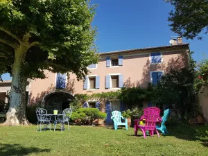 Image of Mas Provençal with swimming pool between Avignon and Gordes