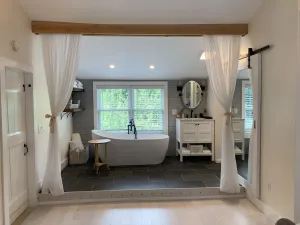 Image of 5 bed 2Bath fully remodeled farmhouse near Beaches, Portland, Airport & Hiking