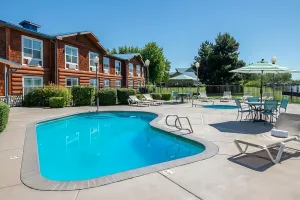 Image of Spacious Cabin w\/ King & Queen Beds, Fireplace, Kitchen! Free Parking, Pool