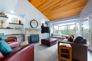 Image of 2-story resort townhouse on Deschutes River w\/3 pools, hot tub, tennis, gym