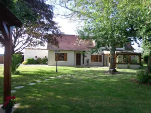 Image of Gîte rural \"Le Noyer Rondin\" in Cheverny (sleeps 12), ideal for families.