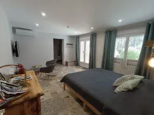 Image of Seasonal rental in pine forest on Provence 35 m2