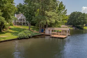 Image of Beautiful Lake Front House in Quiet Cove,  Renovated & Convenient to Boat Ramp!!