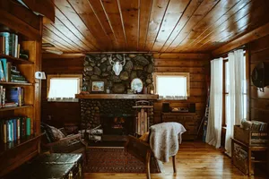 Image of Happy Trails Haus - Cozy Lake View Cabin