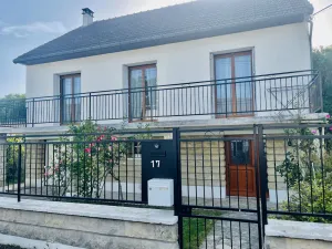 Image of Pleasant house with garage