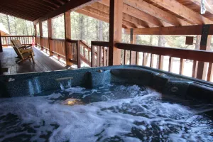 Image of Popular Log Home. Perfect for Family Getaway! Close to Town. Hot Tub.