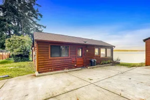 Image of Cozy Oceanfront Cabin with Large Deck & Water Views - Close to Beach