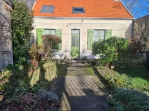 Image of Suite Familiale Privatisée avec Petit Déjeuner, Salon et Chambres au 1er Étage - FR-1-591-396