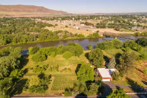 Image of Red Mountain Villa: a riverfront property in Washington State wine country.