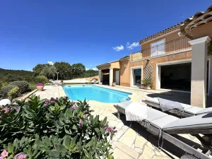 Image of Villa for 8 people with pool and sea view