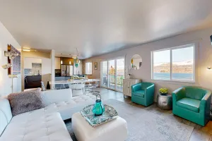 Image of Remodeled & updated condo w\/ WiFi, lake & mountain views - close to the marina